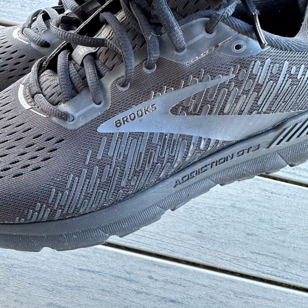 Brooks Addiction Gts 5 1103651d020 Charcoal Running Shoes With White Highlights View 2
